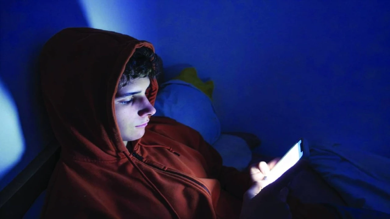 هل تساهم شاشة الهاتف في تسريع ظهور الشيب والتجاعيد لدى المستخدمين؟
